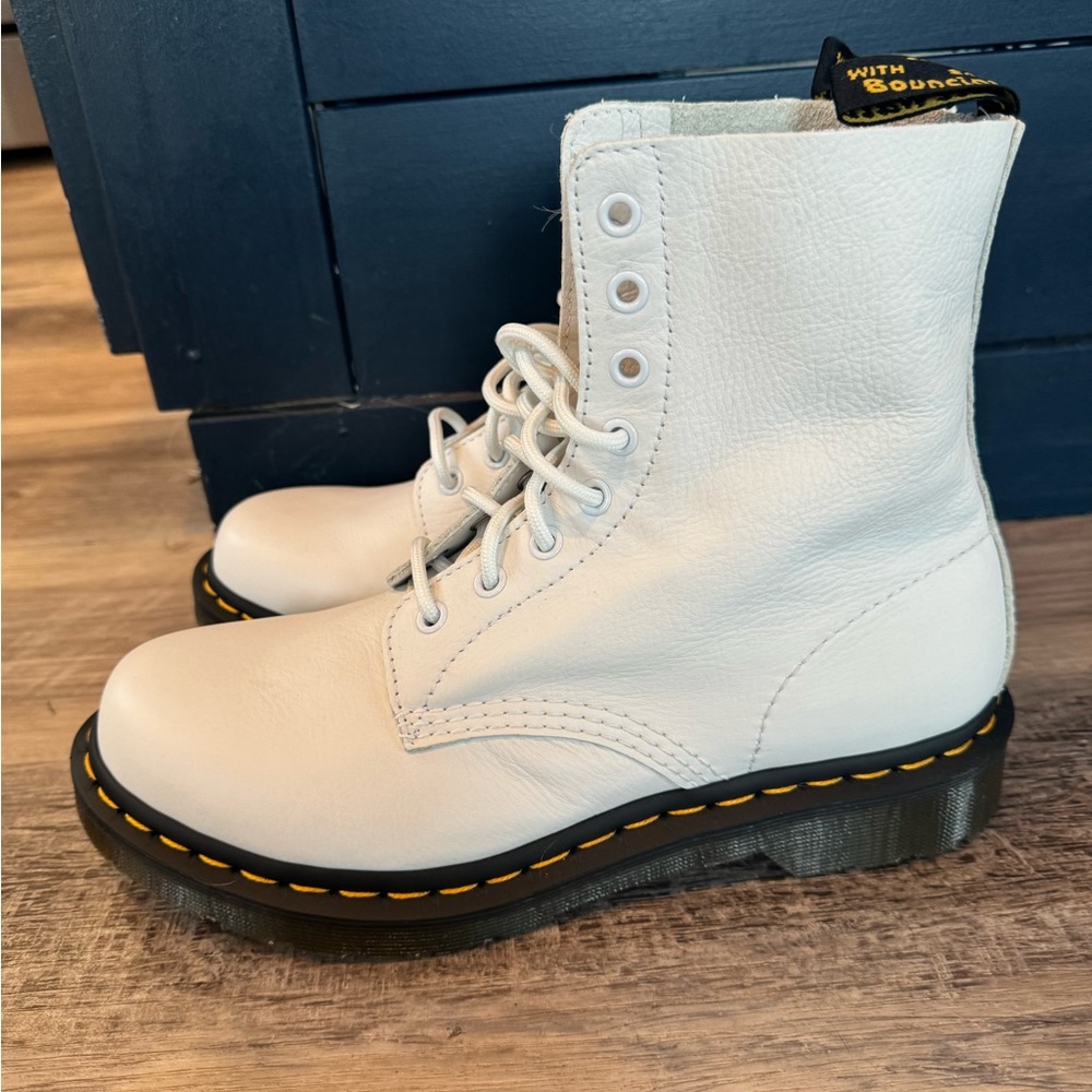 Dr. Martens 1460 Pascal Leather Boots Size 9M White Combat New Without Tag